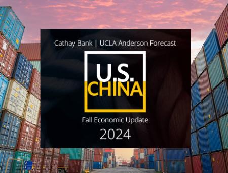 Un logotipo de UCLA Anderson Forecast entre Estados Unidos y China flota sobre una imagen de fondo de un cielo iluminado de color rosa sobre contenedores de envío frente a un puerto de Estados Unidos.