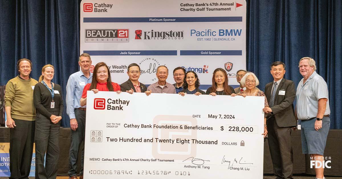 Cathay Bank entrega un cheque de $228,000 a representantes de organizaciones locales sin fines de lucro que se beneficiarán de los fondos recaudados en el torneo de golf del banco.