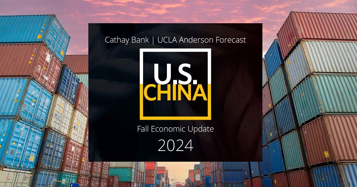 Un logotipo de UCLA Anderson Forecast entre Estados Unidos y China flota sobre una imagen de fondo de un cielo iluminado de color rosa sobre contenedores de envío frente a un puerto de Estados Unidos.